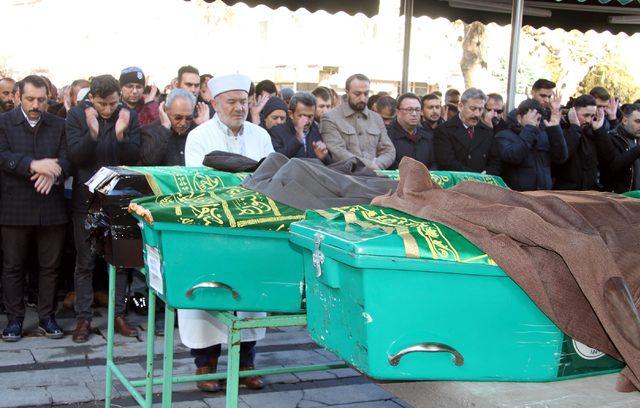 Kız arkadaşını &ouml;ld&uuml;r&uuml;p intihar eden &uuml;niversiteli toprağa verildi 2