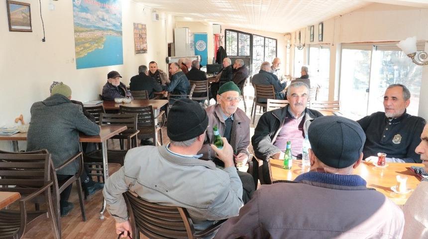 Emekliler Kıraathanesi, emeklilerin vazge&ccedil;ilmez mekanı oldu