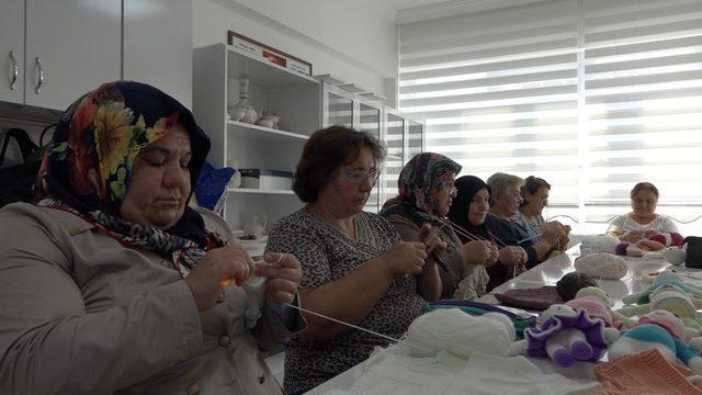 Tokat’ta 63 yaşındaki kadın geçimini örgü bebek yaparak sağlıyor