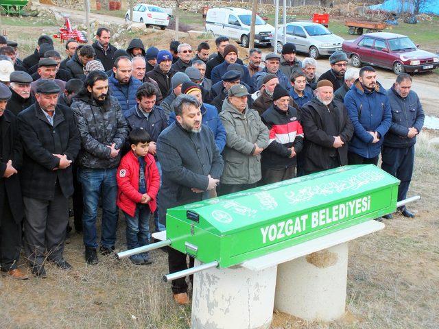 Yangında ölen minik Atakan'ın kapı önündeki ayakkabıları ağlattı (2)