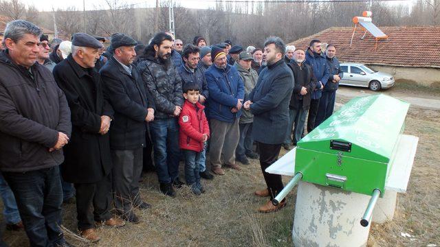 Yangında ölen minik Atakan'ın kapı önündeki ayakkabıları ağlattı (2)