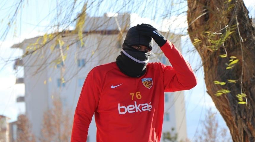 Soğuk hava Kayserisporlu futbolcuları da etkiledi
