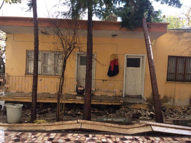 R&uuml;zgar ağa&ccedil; ve duvarı yıktı 1