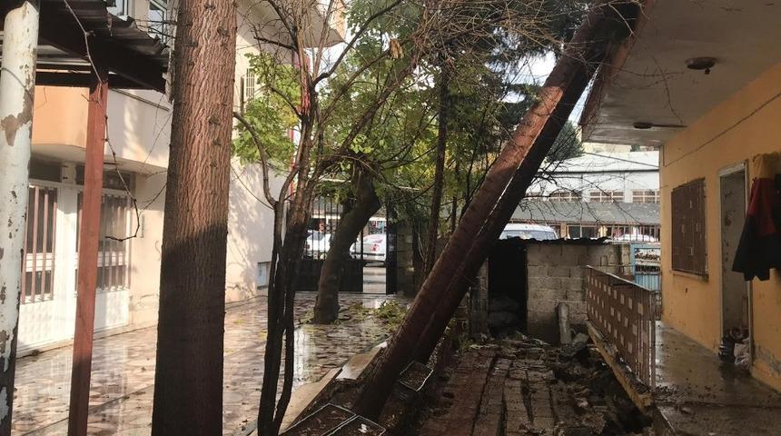 R&uuml;zgar ağa&ccedil; ve duvarı yıktı