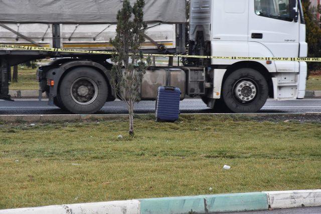 Kampüs karşındaki şüpheli valizden giysi ve makyaj malzemeleri çıktı