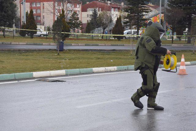 Kampüs karşındaki şüpheli valizden giysi ve makyaj malzemeleri çıktı