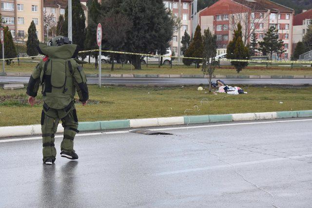 Kampüs karşındaki şüpheli valizden giysi ve makyaj malzemeleri çıktı