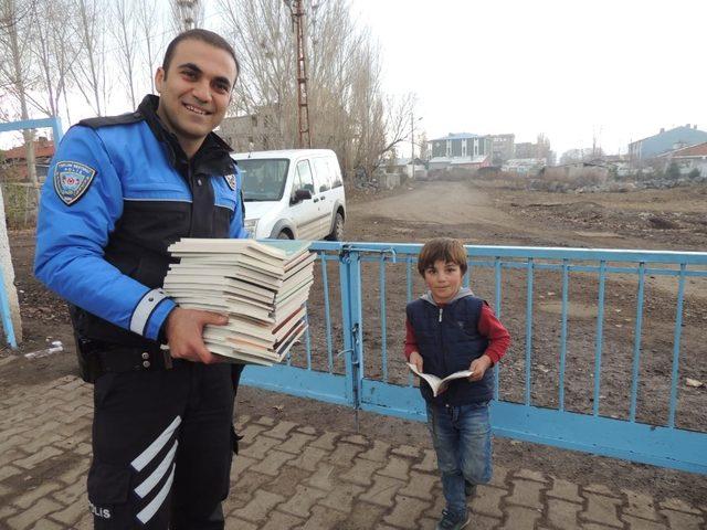 Kars polisi bin kitap dağıttı