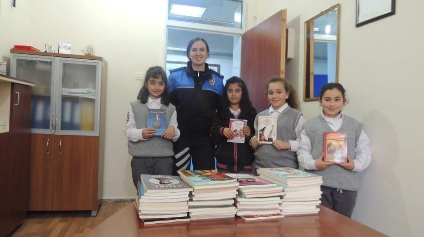 Kars polisi bin kitap dağıttı