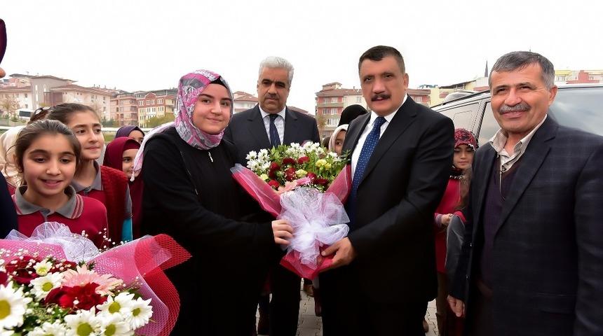 G&uuml;rkan lise &ouml;ğrencileri ile s&ouml;yleşide bir araya geldi