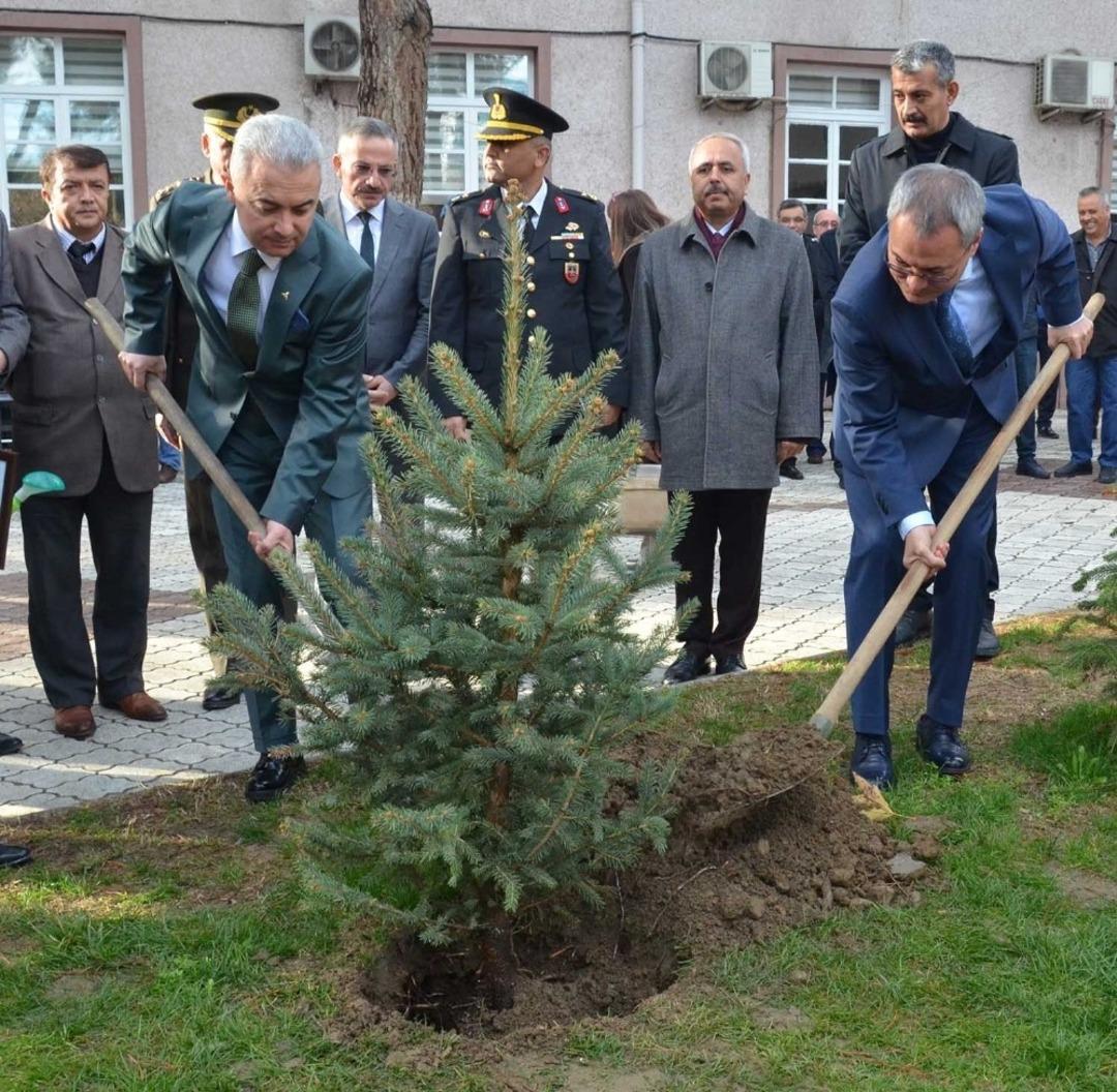 Vali Deniz Turgutlu&rsquo;da &ccedil;am fidanı dikti