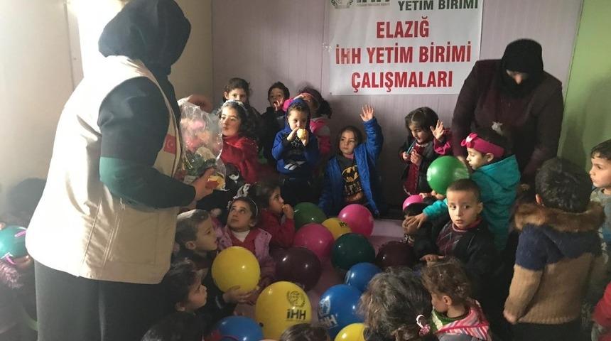 &Ouml;r&uuml;len atkı ve bereler Azez&rsquo;e ulaştı