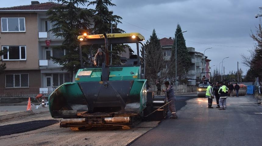 Boz&uuml;y&uuml;k&rsquo;te asfaltlama &ccedil;alışmaları devam ediyor