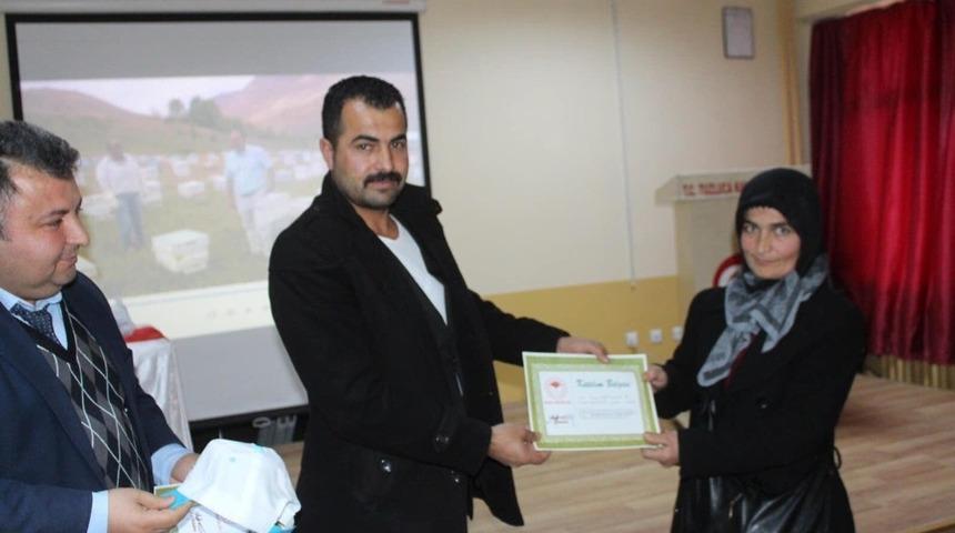 Tuzluca&rsquo;da gen&ccedil; &ccedil;ift&ccedil;ilere eğitim sonrası katılım belgesi verildi