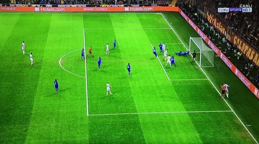Galatasaray taraftarını &ccedil;ıldırtan penaltı pozisyonu!