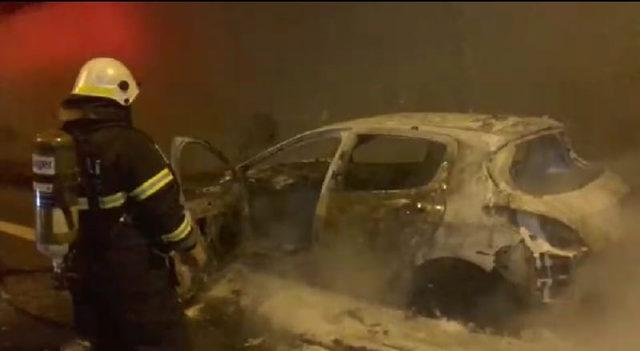 Seyir halindeki otomobil tünelde yanarak kül oldu