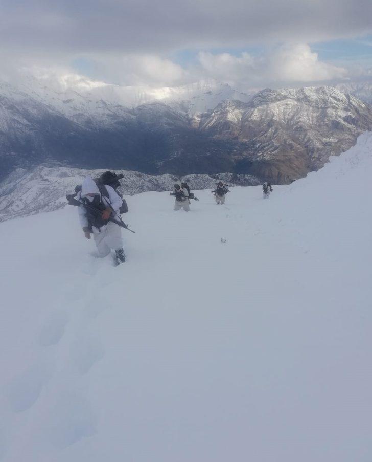 Bakanlık sosyal medya hesabından zorlu şartlarda görev yapan komandoları paylaştı G1