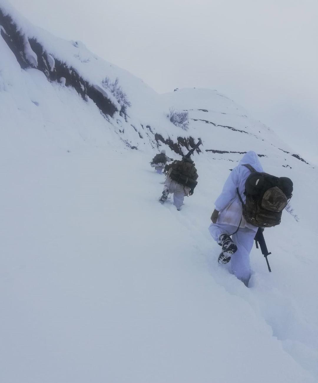 Bakanlık sosyal medya hesabından zorlu şartlarda g&ouml;rev yapan komandoları paylaştı