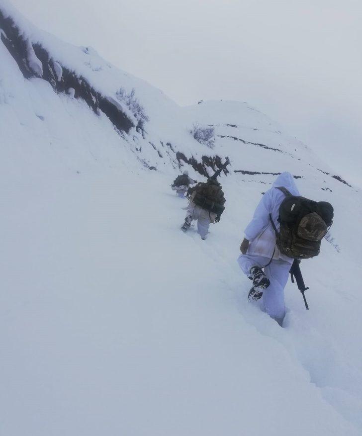 Bakanlık sosyal medya hesabından zorlu şartlarda görev yapan komandoları paylaştı G2