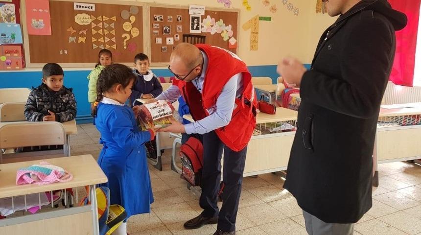 &Ccedil;ıldır T&uuml;rk Kızılay K&ouml;y Okullarında