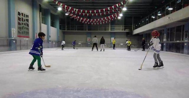 Minik buz hokeyciler Antalya’ya şampiyonluk getirdi