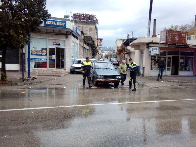Ambulans bekleyen yaralıya k&ouml;p&uuml;kten yastık 1