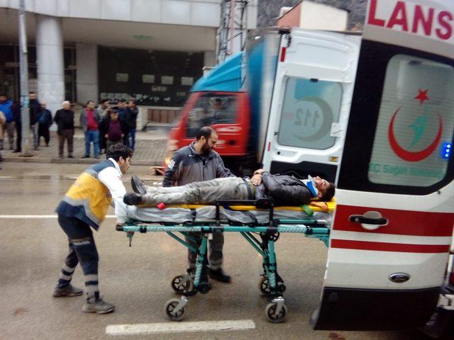 Ambulans bekleyen yaralıya k&ouml;p&uuml;kten yastık 2