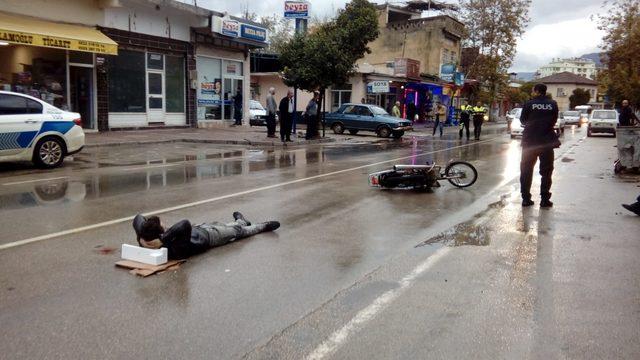 Ambulans bekleyen yaralıya köpükten yastık