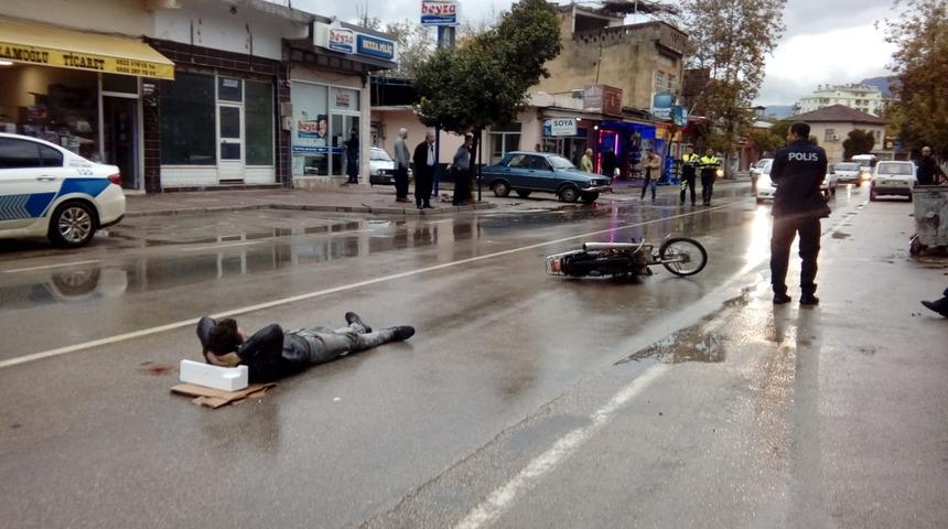 Ambulans bekleyen yaralıya k&ouml;p&uuml;kten yastık