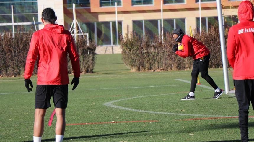 Kana Bıyık kalede h&uuml;nerlerini sergiledi