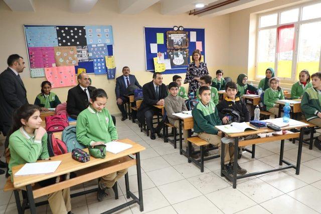 Valİ Türker Öksüz, okullarda öğrencilerle buluştu