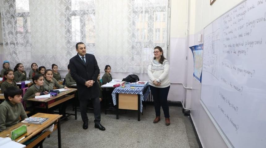 Valİ T&uuml;rker &Ouml;ks&uuml;z, okullarda &ouml;ğrencilerle buluştu