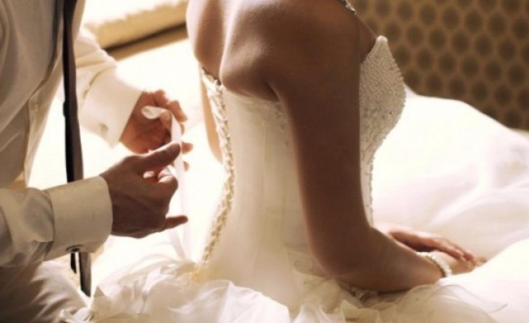 O &uuml;lkede anneler gerdek gecesi kızlarının bekaretini kaybetmesini izliyor