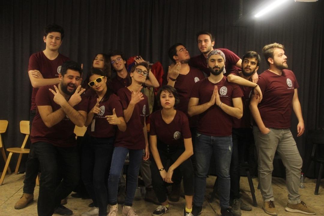 Ger&ccedil;ek hayattaki azimlerini tiyatroda doğa&ccedil;lıyorlar