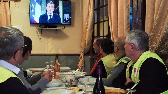 Sarı Yelekliler Macron'un konuşmasını televizyonlardan takip etmişti.