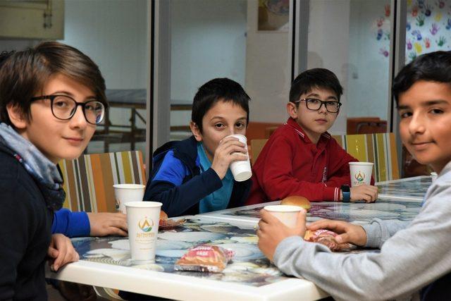 Altınordu Belediyesinden gençlere sıcak çorba
