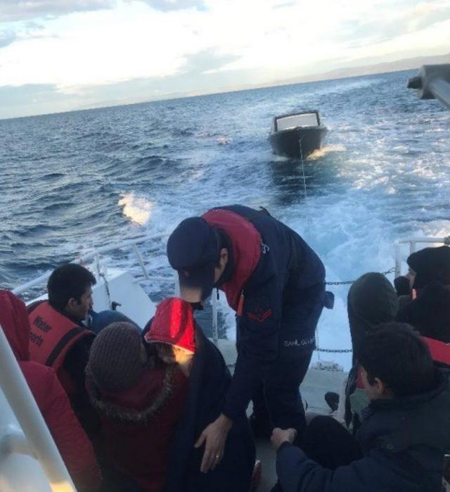 Balıkesir'de tekneleri sürüklenen kaçakların imdadına Sahil Güvenlik yetişti