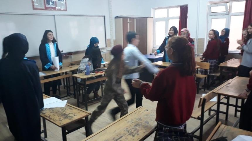 Öğrencilerden uygulamalı hukuk ve adalet dersi