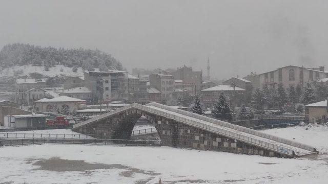 Afyonkarahisar’ın İscehisar ilçesinde kar yağışı başladı