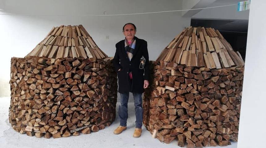 Kestiği odunları sanat eseri gibi dizdi