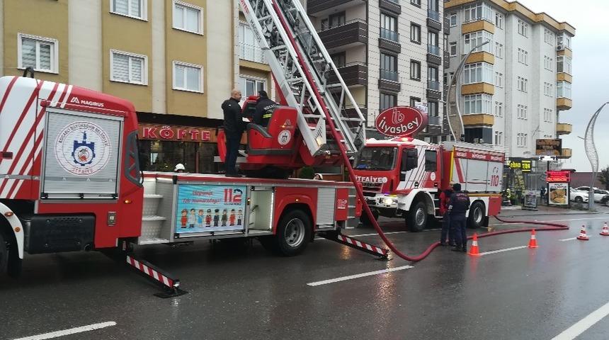 Restoran bacasında çıkan yangın paniğe neden oldu