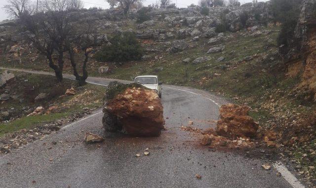 Dağdan kopan kaya parçaları yolu trafiğe kapattı
