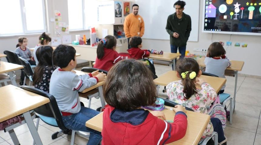 Erasmus &ouml;ğrencisi C&Uuml; Vakfı Okulları &ouml;ğrencileriyle buluştu