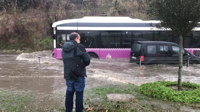 Bakırköy Florya'da su baskını oldu, araçlar yolda kaldı (1)