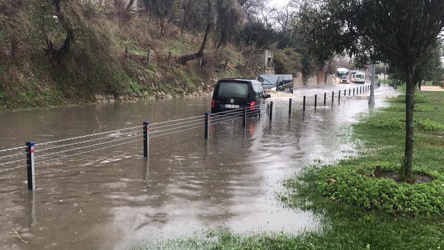 Bakırköy Florya'da su baskını oldu, araçlar yolda kaldı (1)