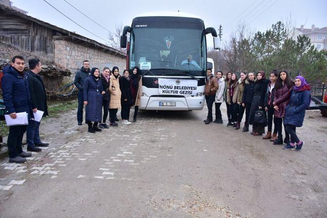 İnönü Belediyesinden öğrencilere fuara ulaşım desteği