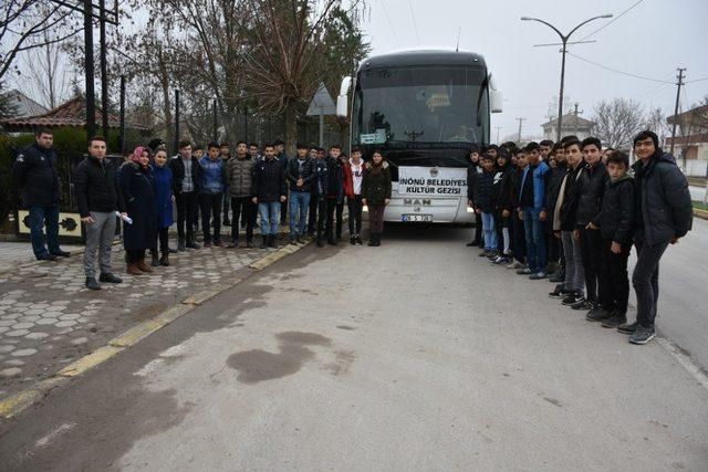 İnönü Belediyesinden öğrencilere fuara ulaşım desteği