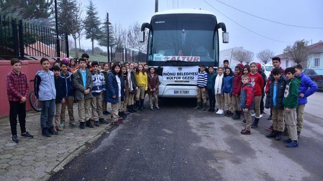 İnönü Belediyesinden öğrencilere fuara ulaşım desteği