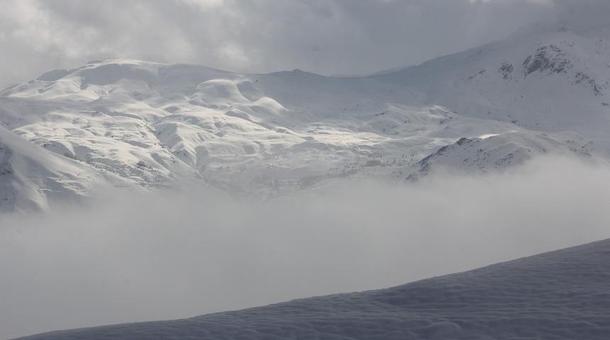 Hakkari&rsquo;de 2 k&ouml;y ile 6 mezra yolu ulaşıma kapandı