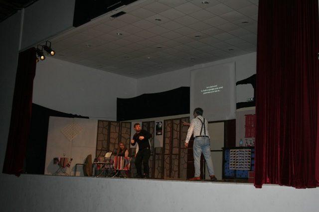 Devrek kampüste İngilizce tiyatro oyunu sahnelendi